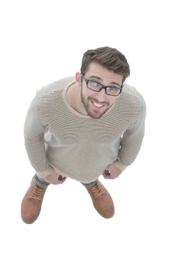 Yukarıdan görüntüleyin. Kameraya bakarak ciddi genç adam.