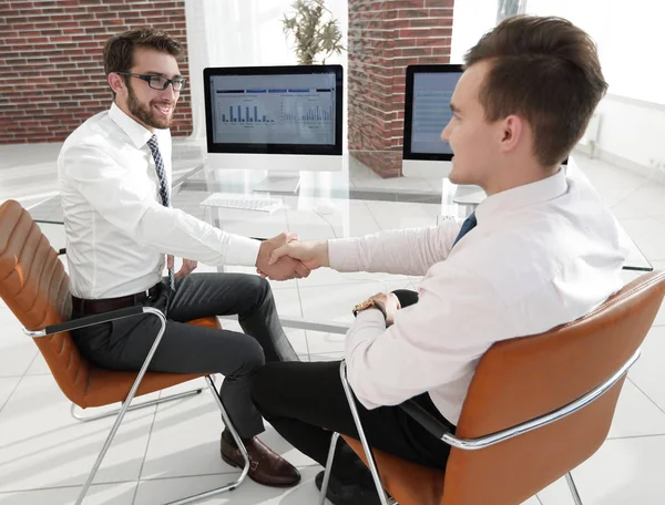 Handdruk collega's zitten op uw bureau — Stockfoto