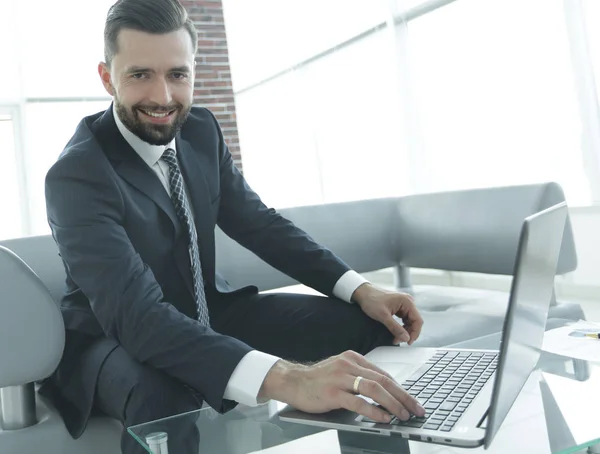 Confident businesswoman working on laptop — Stock Photo, Image