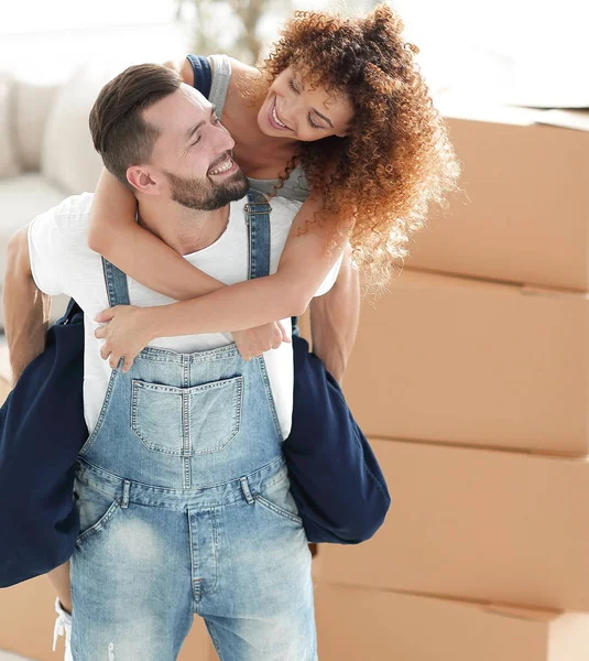 Retrato de um casal apaixonado em um novo apartamento vazio . — Fotografia de Stock