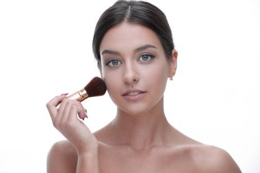 Güzel bir kadının makyaj fırçası ile yakın çekim