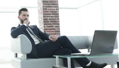 Lobide bir kahve masada oturan işadamı