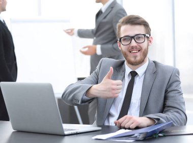 Masasında oturan ve gösterilen Yöneticisi Yaşasın