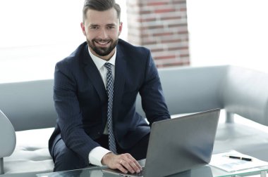 İşadamı kanepede oturan belgelerle çalışma.