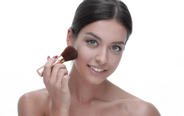 Primer plano de una hermosa mujer con un cepillo de maquillaje —  Fotos de Stock