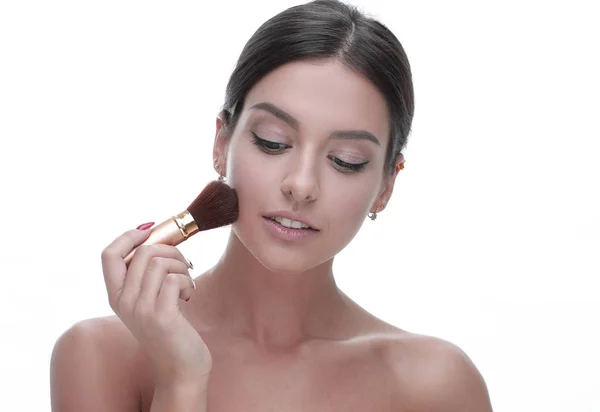 Primer plano de una hermosa mujer con un cepillo de maquillaje — Foto de Stock