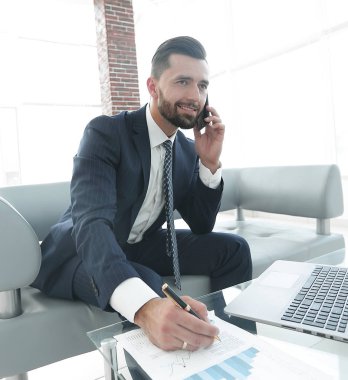 İşadamı Smartphone'da finansal belgeler hakkında konuşmak