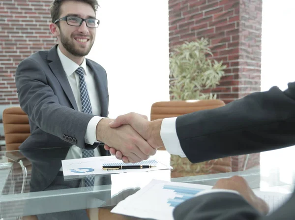 Фінансових партнерів рукостискання після підписання контракту — стокове фото