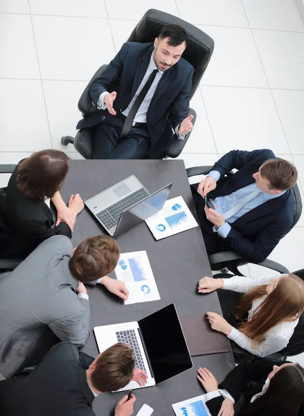 Team di lavoro discutere in ufficio questioni finanziarie — Foto Stock