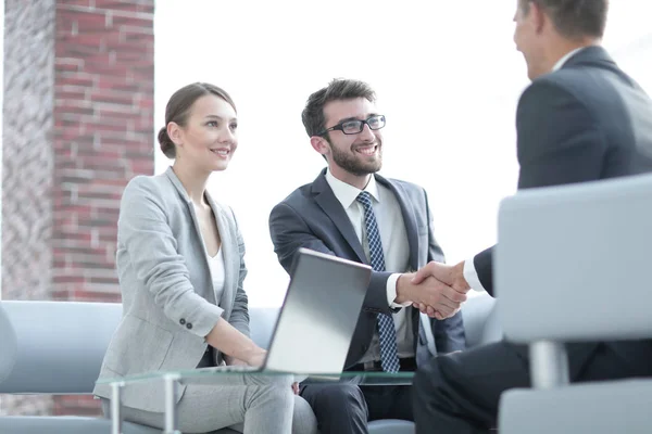 Obchodní partneři po projednání smlouvy handshake — Stock fotografie