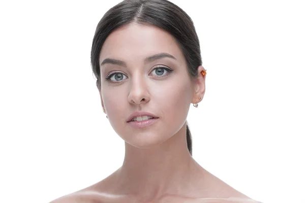 Nahaufnahme Porträt einer jungen Frau mit natürlichem Make-up. — Stockfoto
