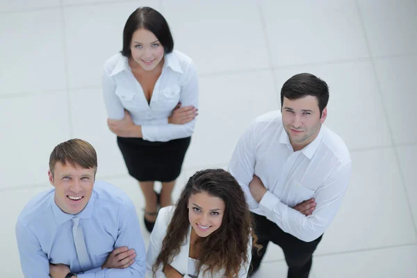 Equipe de negócios bem sucedida olhando para cima — Fotografia de Stock