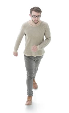 modern genç adam güvenle ileri gider