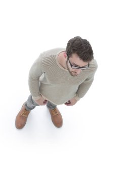 Yukarıdan görüntüleyin. dört gözle ciddi genç adam