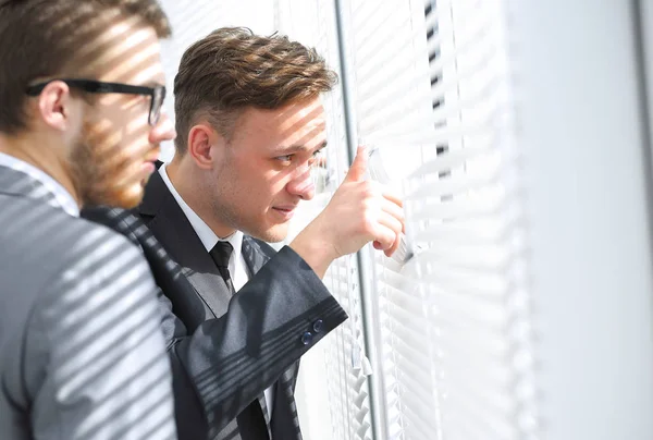 La gente de negocios mira en la oficina de la ventana — Foto de Stock