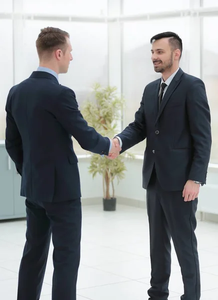 Poignée de main aux partenaires financiers dans le couloir du bureau — Photo