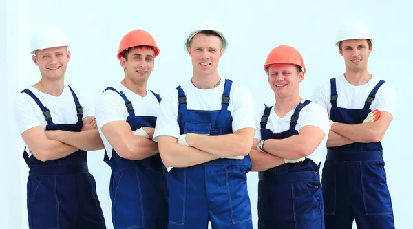 Команда профессиональных строителей в шлемах — стоковое фото