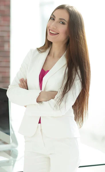 Mujer de negocios elegante en un traje de negocios blanco —  Fotos de Stock