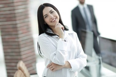 perspektif başarılı bir genç kadın portresi.