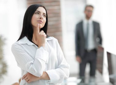 perspektif başarılı bir genç kadın portresi.