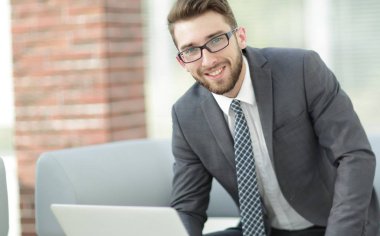 Masasında oturan modern bir işadamı portresi.