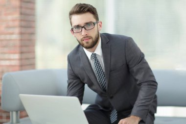 Masasında oturan modern bir işadamı portresi.