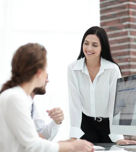 Especialistas profesionales de la empresa discutiendo horarios financieros —  Fotos de Stock