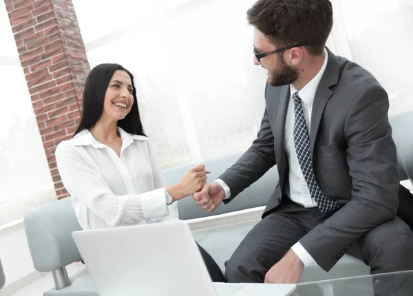 Nahaufnahme. Mitglieder des Business-Teams, zeigen ihren Erfolg. — Stockfoto