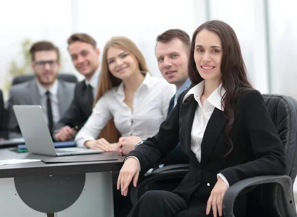 Mulher de negócios e equipe de negócios — Fotografia de Stock