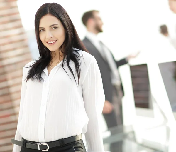 Perspectief succesvolle jonge vrouw in het kantoor — Stockfoto