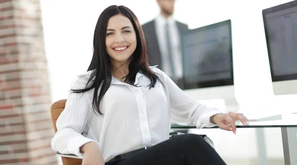 Успішна молода бізнес-леді сидить на робочому місці — стокове фото