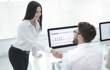 Çalışanlar birbirlerini masanın yakınında bir el sıkışma ile selamlıyorum