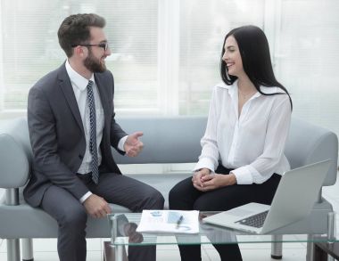 Yöneticisi ve modern bir ofiste konuşmak müşteri