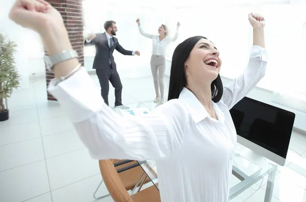 Succesvolle gelukkig zakenvrouw zitten aan de balie. — Stockfoto