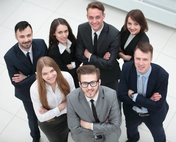 Group of young business people looking up — Stock Photo, Image