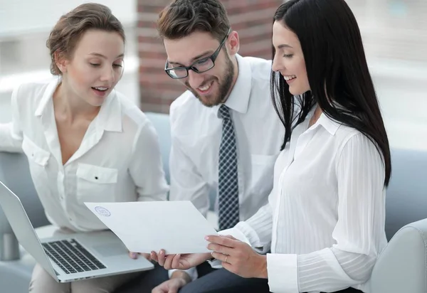 Geschäftsteam arbeitet mit Finanzdiagrammen im Büro — Stockfoto