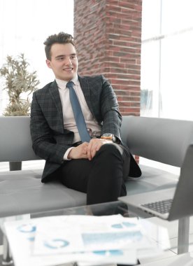 Office koltukta oturan başarılı iş adamı