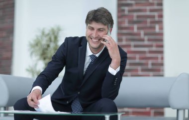 Bir akıllı telefon ile başarılı bir iş adamı Close-Up