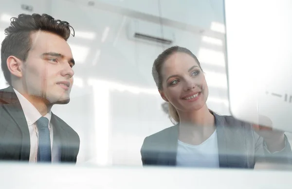 Business concept.colleagues mirando la pantalla de la computadora — Foto de Stock