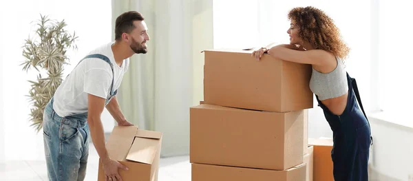 Молодая пара распаковывает коробки в новом доме — стоковое фото