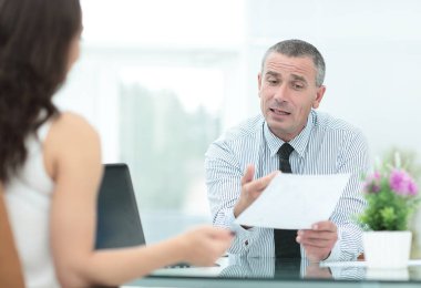 İki mutlu genç iş adamları resmi kıyafeti içinde