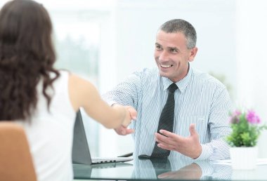 Resmi kıyafeti gülümseyen içinde iki mutlu genç iş adamları