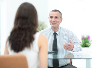 İki mutlu genç iş adamları resmi kıyafeti içinde