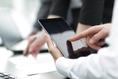 Erkek el dokunmatik çalışma çevre içinde gösteren resim