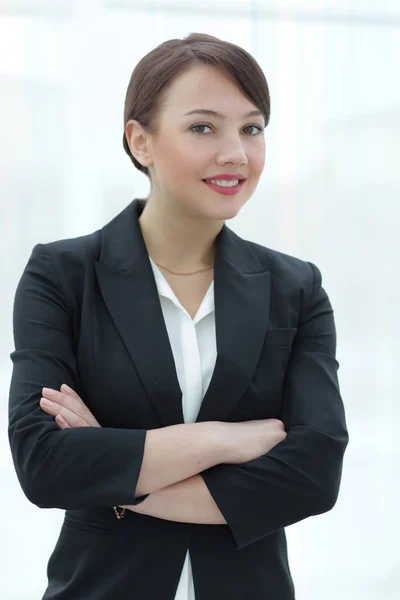 Современная красивая деловая женщина в ярком офисе — стоковое фото