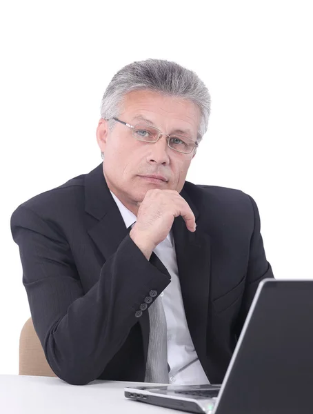 Hombre de negocios de pelo gris sonriendo aislado sobre fondo blanco . —  Fotos de Stock