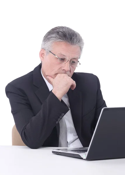 Portret van een volwassen grijs-haired zakenman geïsoleerd op wit — Stockfoto