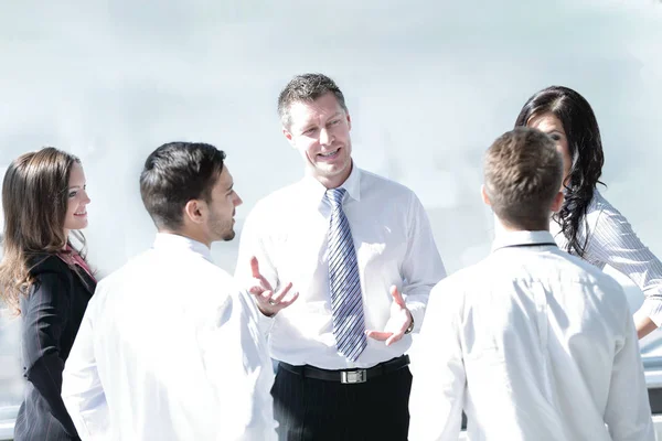 Affärsidé - stilig mogen affärsman i office. — Stockfoto