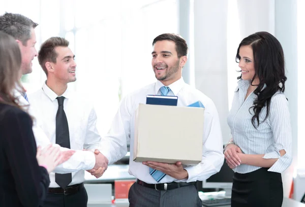 Concepto de negocio - hombre de negocios feliz guapo en la oficina . —  Fotos de Stock