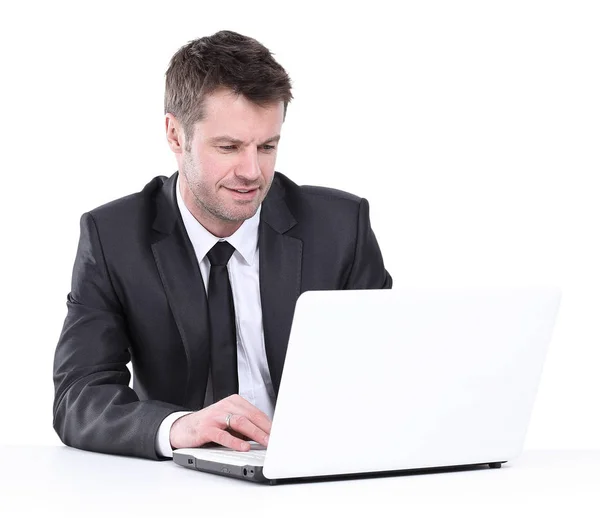 Knappe jonge zakenman workin op laptop. Geïsoleerd op wit. — Stockfoto